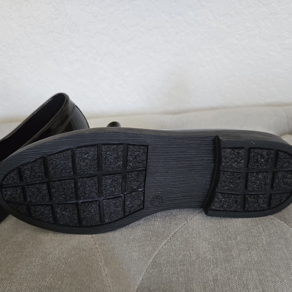 Cute, glossy black shoes - Picture 3 of 7